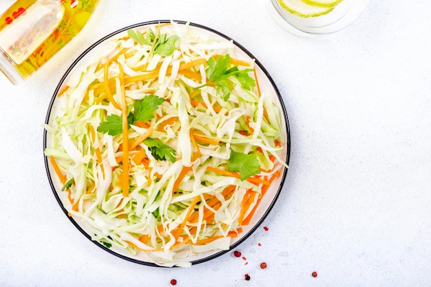 Salade de chou blanc salade de chou avec carotte sur fond de table de cuisine blanche vue de dessus espace de copie