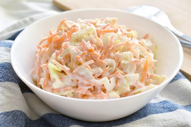 Salade de chou sur un bol blanc