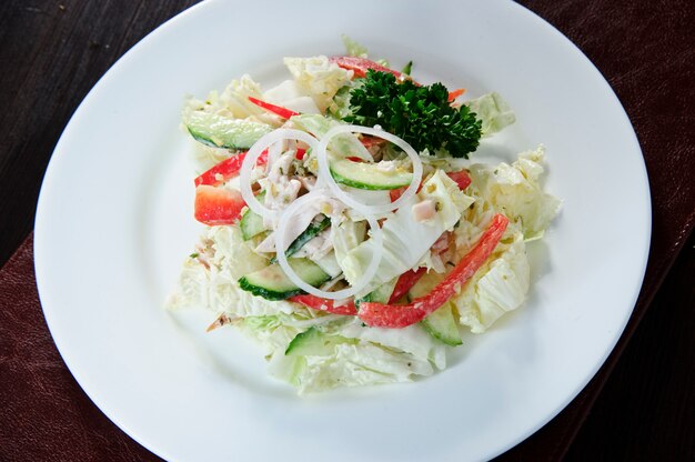 Salade de chou à la carotte, à l'aneth, à l'huile d'olive et aux graines de pavot