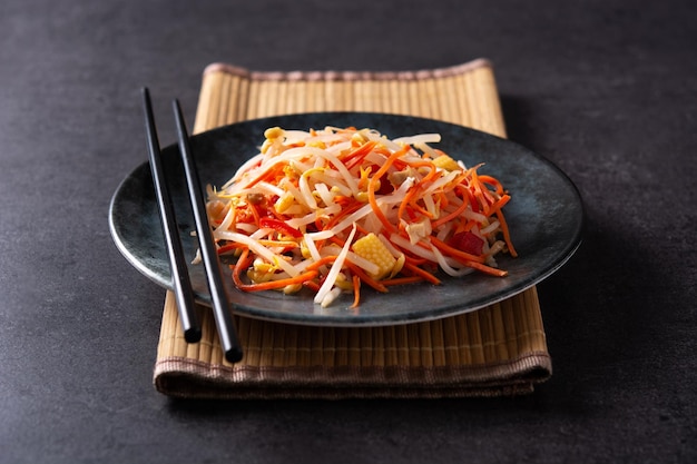 Salade de chou chinois en bonne santé dans l'assiette sur fond noir