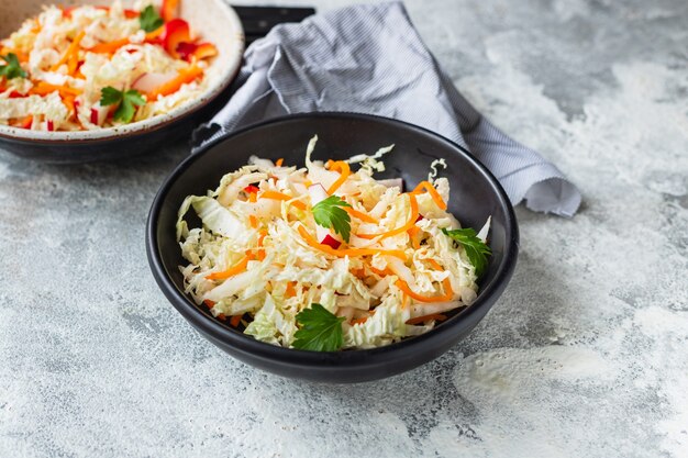 Salade de chou chinois légume poivron, radis, carotte, oignon ingrédient collation végétalien ou végétarien repas sain vue de dessus copie espace fond alimentaire régime céto ou paléo