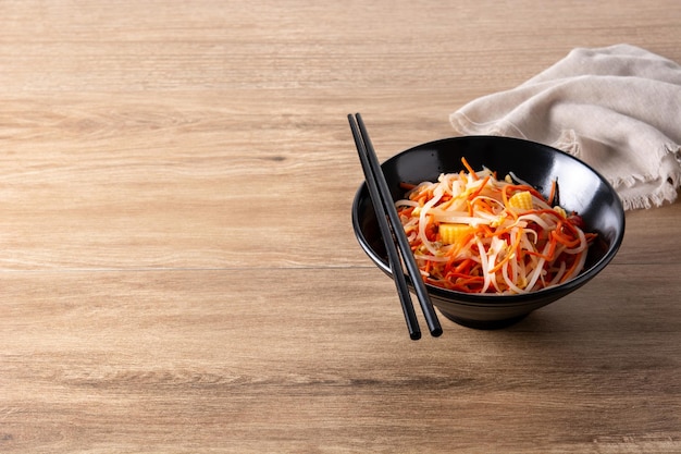 Salade de chou chinois sain dans un bol sur une table en bois