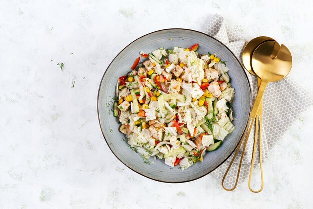 Salade de chou chinois avec viande de poulet, concombre de maïs et vinaigre de moutarde, nourriture asiatique