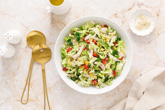 Salade de chou chinois avec viande de poulet vue de dessusxA