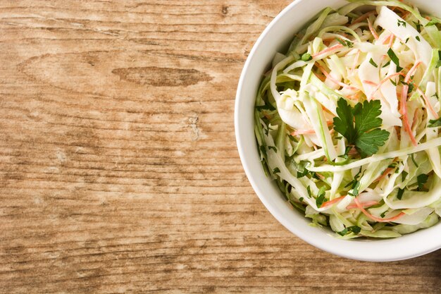 Salade de chou dans un bol blanc