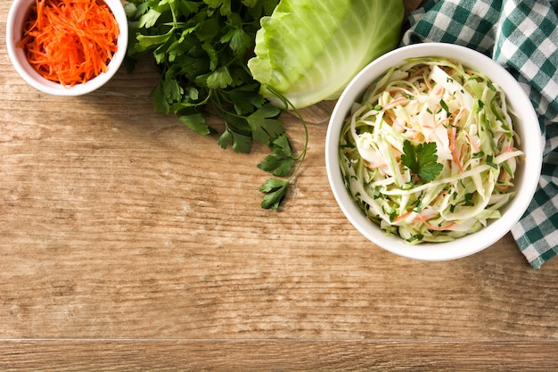 Salade de chou dans un bol blanc