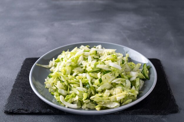 Salade de chou frais au concombre et fenouil