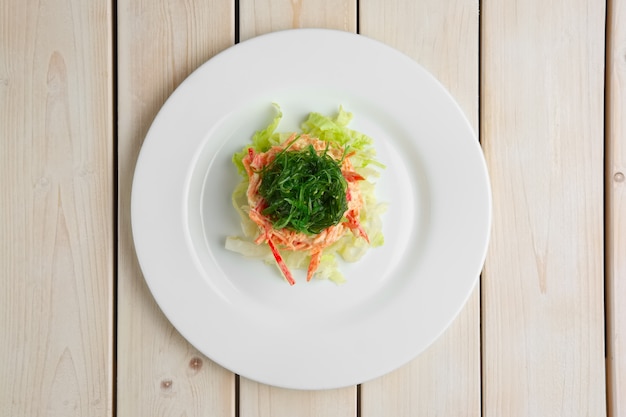 Salade de chou frais, carotte, poivre et algue.