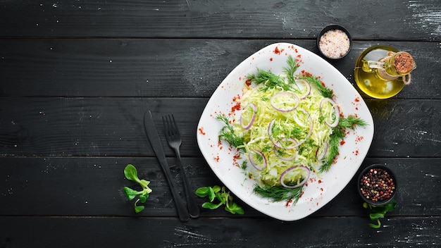 Salade de chou frais et persil dans une assiette. Sur l'ancien fond. espace de copie gratuit.