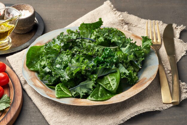 Salade de chou frisé, chou vert, mélange de laitue verte en assiette.