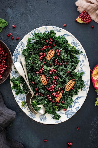 Salade de chou frisé à la grenade et à la pomme avec des noix de pécan photographie alimentaire