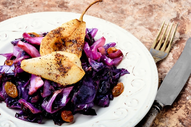 Salade de chou, poires et épices