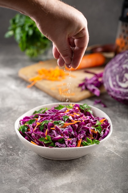 Salade de chou rouge aux carottes dans un bol