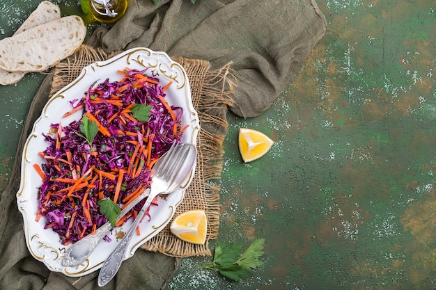 Salade de chou rouge aux carottes avec une vinaigrette à l'huile d'olive et au citron