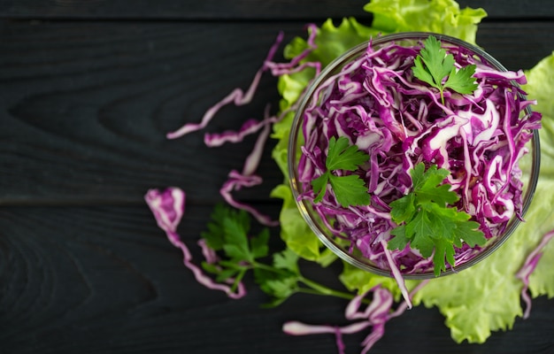 Photo salade de chou rouge végétarien