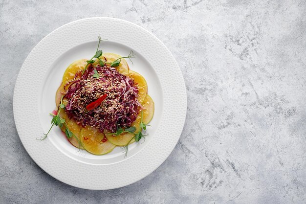 Salade de chou violet au poivron rouge et graines de sésame