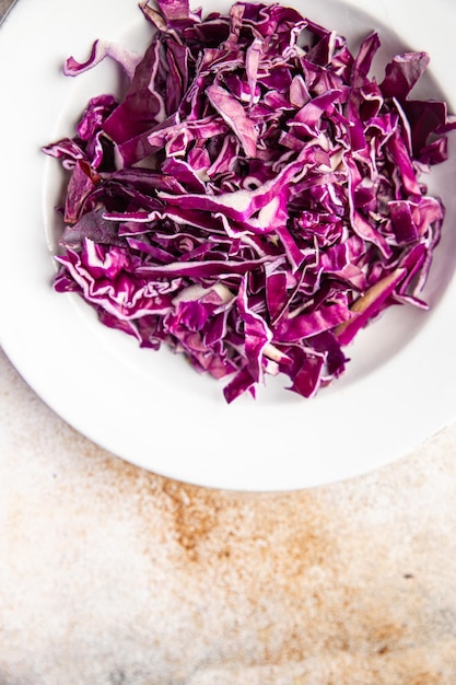 salade chou violet plat de légumes repas collation alimentaire sur la table espace copie arrière-plan alimentaire rustique