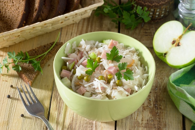 Salade de choucroute, jambon, pomme et pois verts