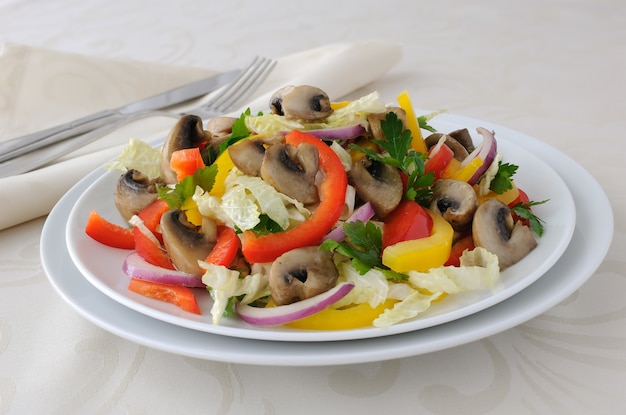 Salade de choux aux champignons et poivrons