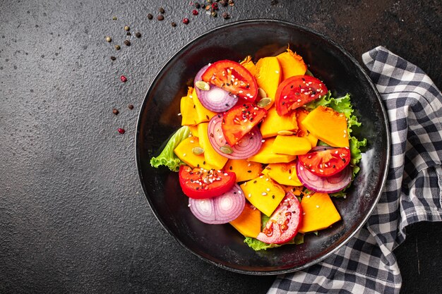 Salade de citrouille légumes mélange de tomates collation repas frais sur la table copie espace arrière-plan alimentaire rustique