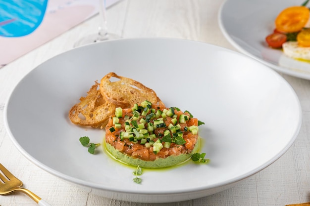 Salade cobb saine dans un emballage en plastique à emporter sur fond blanc oeufs de caille tomate cerise