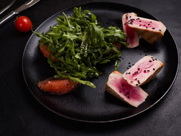 Salade de cobb de viande délicieuse prête à l'emploi