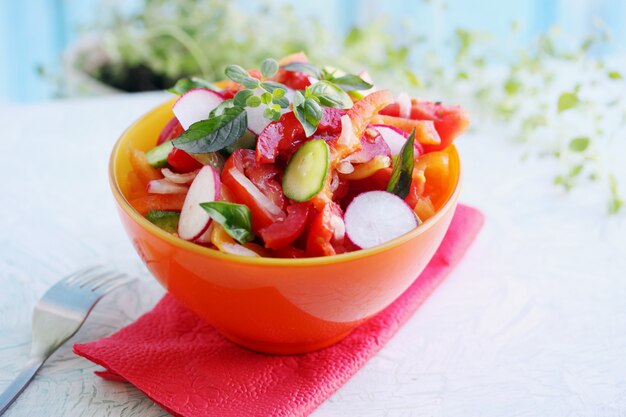 Salade colorée aux légumes dans un bol