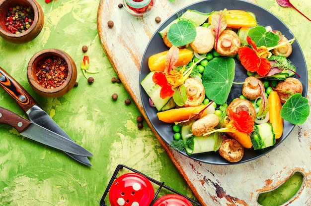 Salade de compote de champignons, concombre, tomate et capucine.