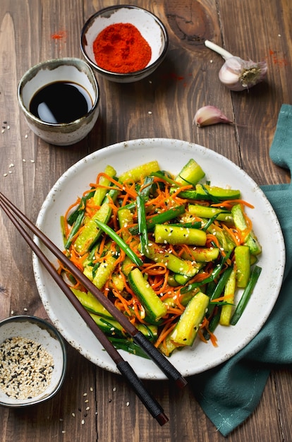 Salade de concombre aux carottes et graines de sésame. Cuisine asiatique