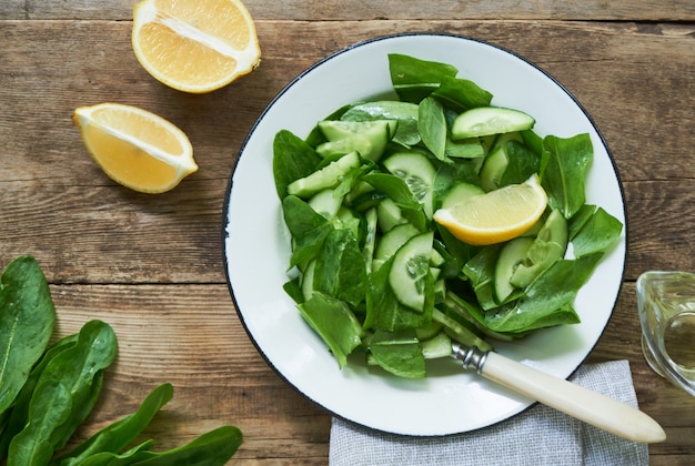 Salade de concombre et feuilles d'oseille