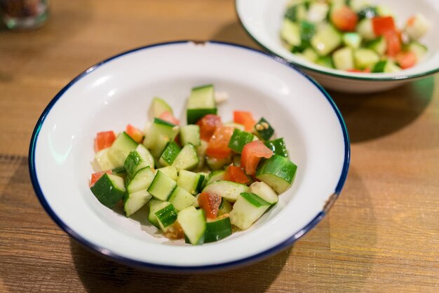 Salade de concombre fraîche dans le plat