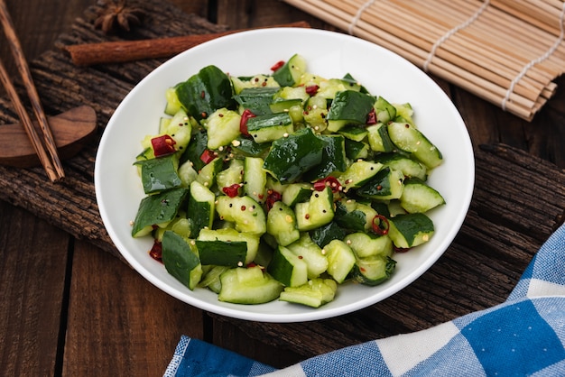 salade de concombre frais au piment sur bois