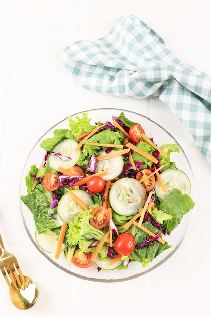 Salade de Concombre Frais Tomate Cerise Chou Violet Laitue Carotte à l'Huile d'Olive