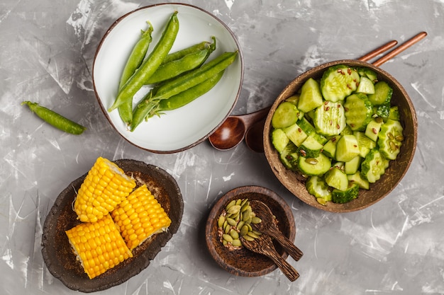 Salade de concombre, maïs et petits pois, vue de dessus