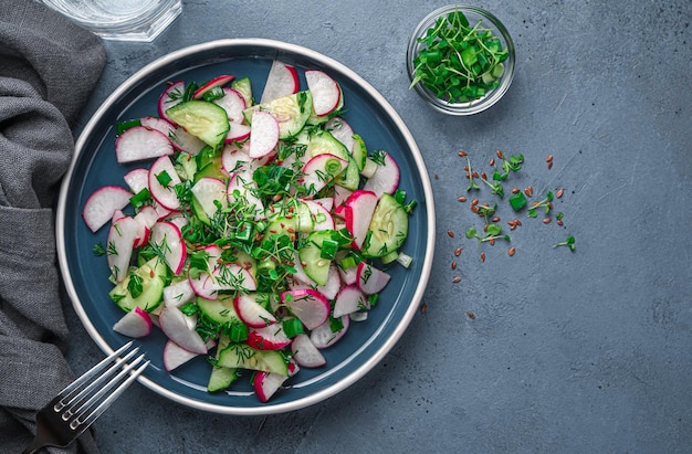 Salade de concombre et de radis sur fond gris-bleu Alimentation saine