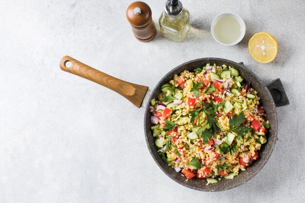 Salade de concombres tomates boulgour et persil plat de taboulé cuisine orientale copie espace