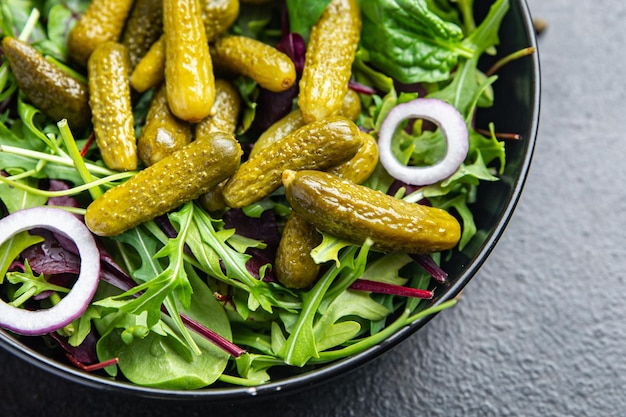 salade cornichons concombre feuilles vertes salées mélanger repas frais collation sur la table copie espace nourriture