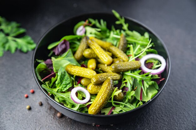 Salade cornichons concombres marinés feuilles vertes salées mélanger portion repas régime alimentaire snack