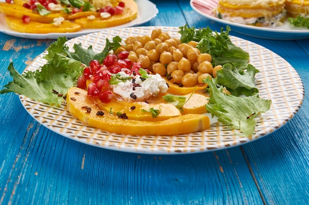 Salade de courge Delicata rôtie aux pois chiches