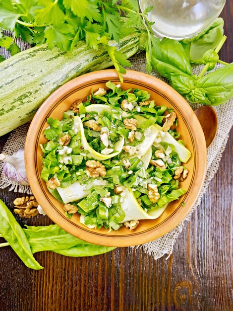 Salade de courge et d'oseille sur le dessus du tableau noir