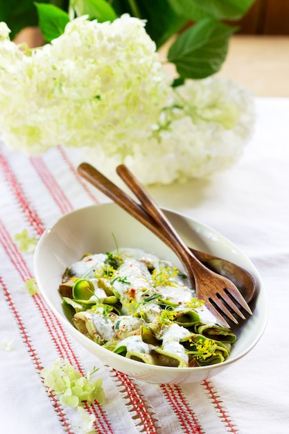 Salade de courgettes grillées avec vinaigrette au yogourt à l'ail, à l'aneth et à la menthe.