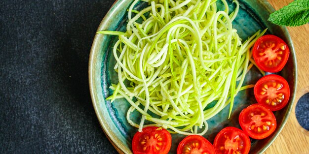 salade de courgettes spaghetti tomate légumes