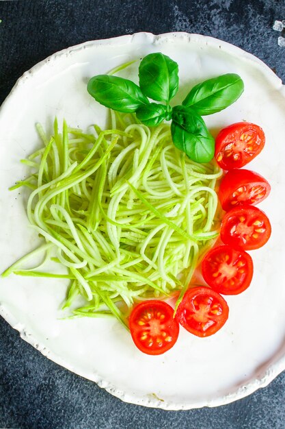 salade de courgettes spaghetti tomate légumes