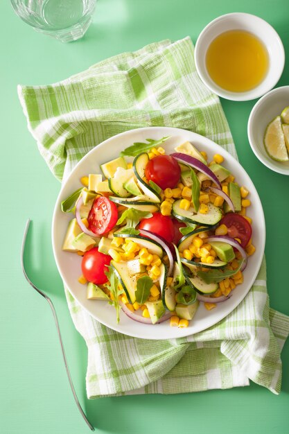 Salade de courgettes en spirale avec avocat de tomates au maïs doux, repas végétalien sain