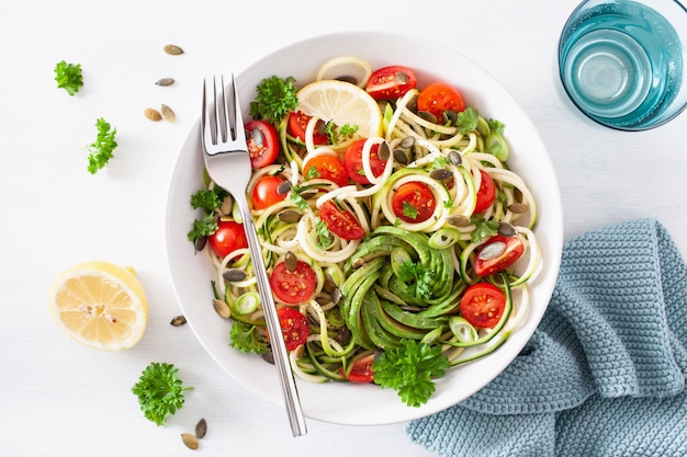 Salade de courgettes en spirale cétogène végétalienne avec des graines de citrouille à la tomate et à l'avocat