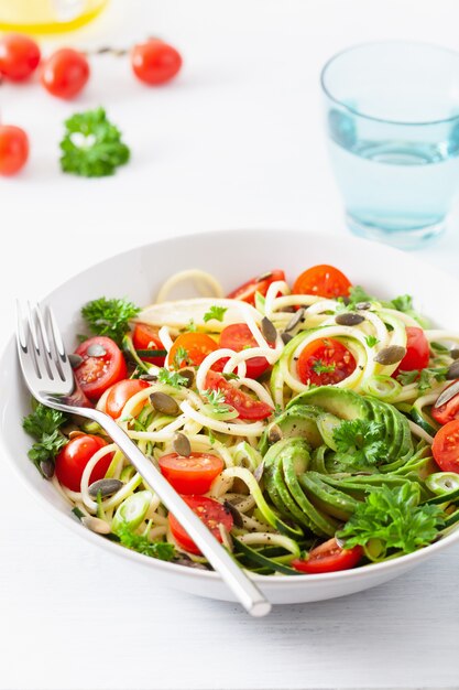 Salade de courgettes en spirale cétogène végétalienne avec des graines de citrouille à la tomate et à l'avocat