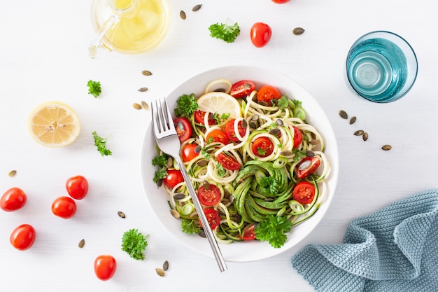 Salade de courgettes en spirale cétogène végétalienne avec des graines de citrouille à la tomate et à l'avocat