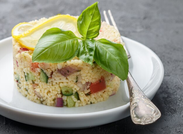 Salade de couscous (boulgour) avec des légumes frais