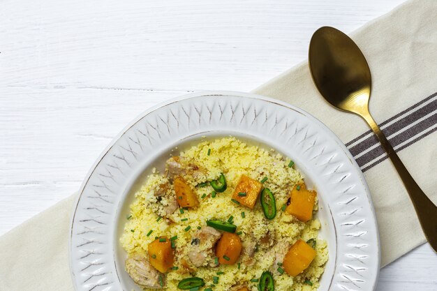 Photo salade de couscous maison saine avec poulet, mangue et piment