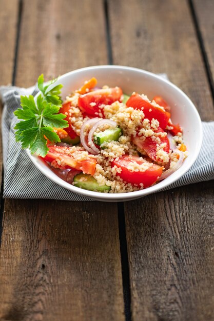 salade de couscous tomate concombre épices légumes apéritif portion fraîche